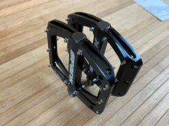 Spank Spoon 100 Pedale / Plattformpedale Schwarz -Reverse Verkäufe IMG 0747 a72f79c9 ebbf 4b54 aa73 8b857e66d8dd