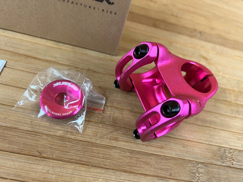 Spank Split Stem / Vorbau Pink 31,8mm / 33mm 4 Spank Split Stem / Vorbau Pink 31,8mm / 33mm – Bild 2