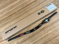 Spank Oozy 780 Vibrocore Lenker Black/red 15mm