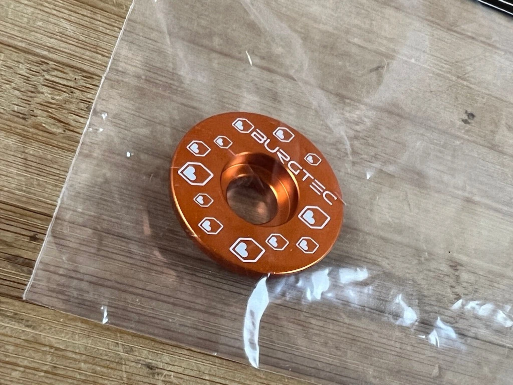 Burgtec Top Cap Orange 4 Burgtec Top Cap Orange – Bild 2