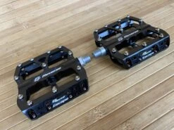 Reverse Components E-Escape Plattformpedale / Pedale Schwarz 10 Reverse Components E-Escape Plattformpedale / Pedale Schwarz -Reverse Verkäufe IMG 1146