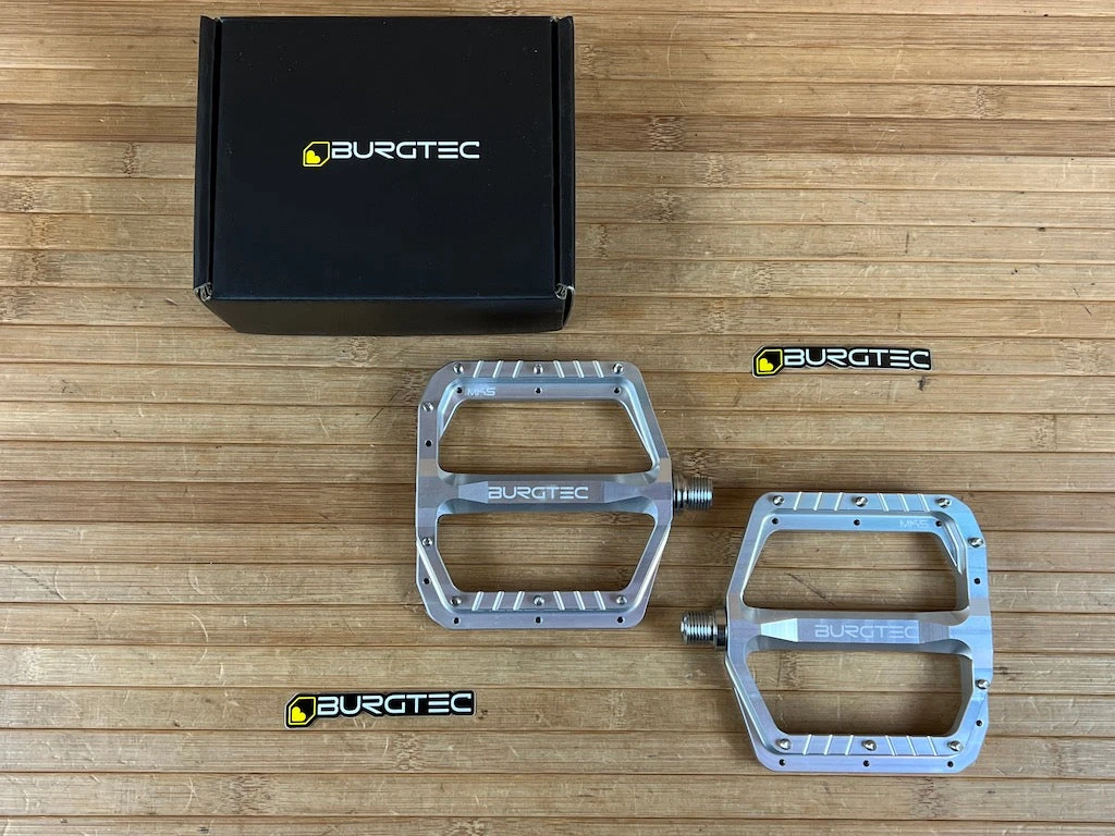 Burgtec MK5 Penthouse Flat Pedals / Pedale Silver Steel Axle 3 Burgtec MK5 Penthouse Flat Pedals / Pedale Silver Steel Axle
