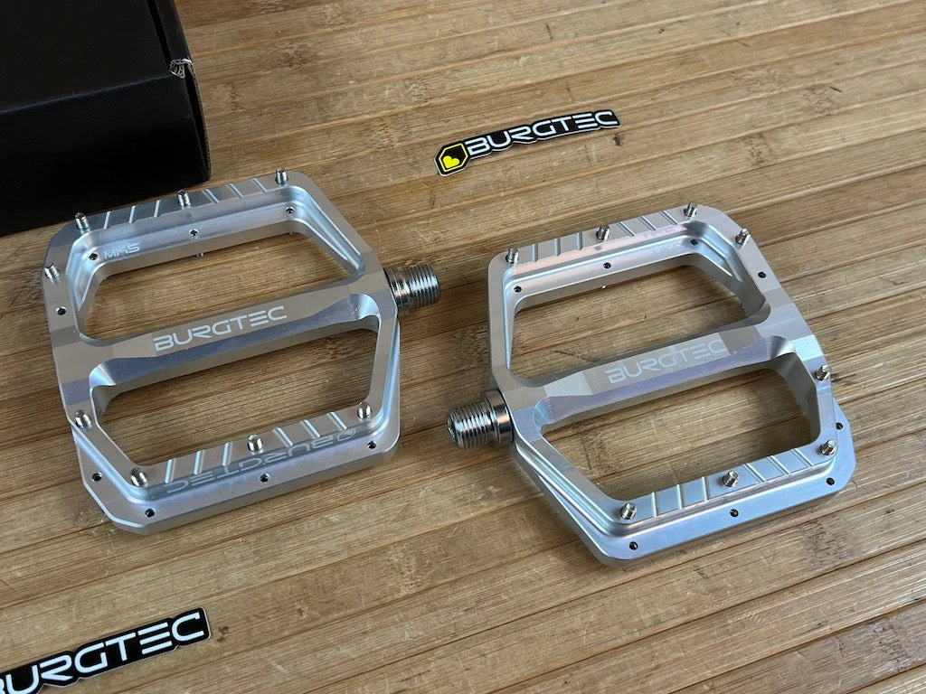 Burgtec MK5 Penthouse Flat Pedals / Pedale Silver Steel Axle 4 Burgtec MK5 Penthouse Flat Pedals / Pedale Silver Steel Axle – Bild 2