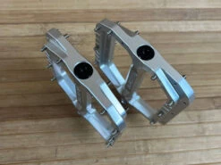 Burgtec MK5 Penthouse Flat Pedals / Pedale Silver Steel Axle 12 Burgtec MK5 Penthouse Flat Pedals / Pedale Silver Steel Axle -Reverse Verkäufe IMG 1220 6f3b1242 7e59 4b64 9454 5a8ffcd7a2ae