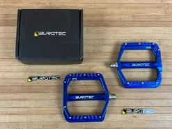 Burgtec MK5 Penthouse Flat Pedals / Pedale Deep Blue Steel Axle