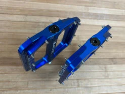 Burgtec MK5 Penthouse Flat Pedals / Pedale Deep Blue Steel Axle -Reverse Verkäufe IMG 1226