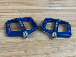 Burgtec MK5 Penthouse Flat Pedals / Pedale Deep Blue Steel Axle -Reverse Verkäufe IMG 1227