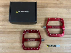 Burgtec MK5 Penthouse Flat Pedals / Pedale Red Steel Axle