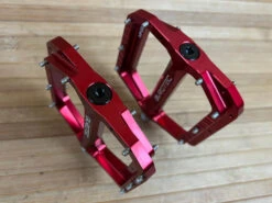 Burgtec MK5 Penthouse Flat Pedals / Pedale Red Steel Axle -Reverse Verkäufe IMG 1232 ea2fc998 b383 4f43 ae33 a98a438b7ad8