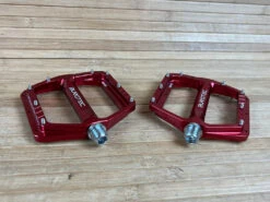 Burgtec MK5 Penthouse Flat Pedals / Pedale Red Steel Axle -Reverse Verkäufe IMG 1233 991e983a 0cc6 4b04 8431 7bff024a80fa