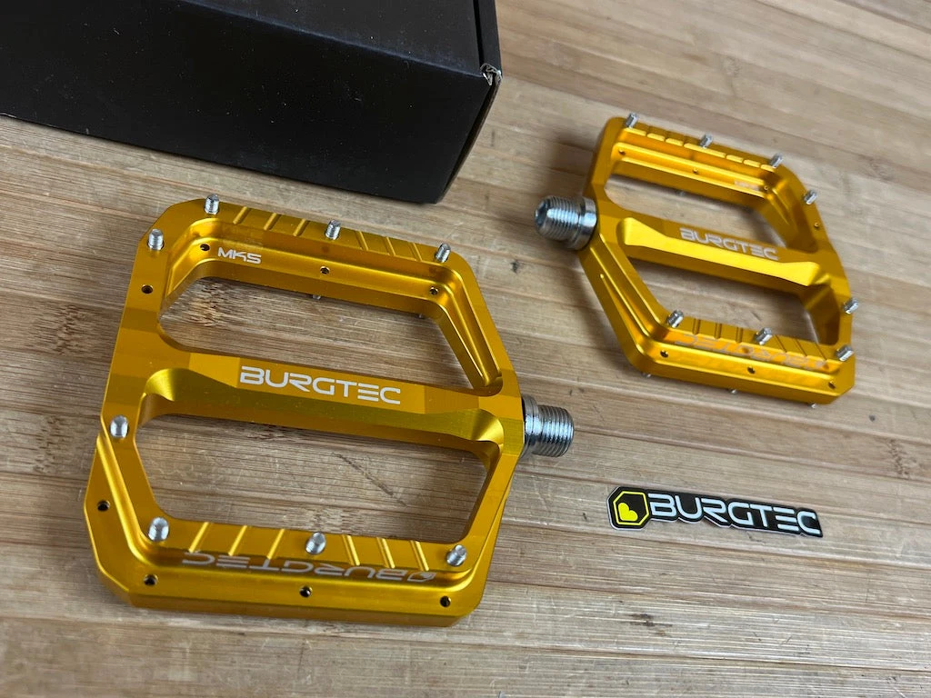 Burgtec MK5 Penthouse Flat Pedals / Pedale Gold Steel Axle 4 Burgtec MK5 Penthouse Flat Pedals / Pedale Gold Steel Axle – Bild 2