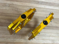 Burgtec MK5 Penthouse Flat Pedals / Pedale Gold Steel Axle 12 Burgtec MK5 Penthouse Flat Pedals / Pedale Gold Steel Axle -Reverse Verkäufe IMG 1238 0038dbe2 d7db 4664 8e70 fa8e9f447ab8