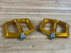Burgtec MK5 Penthouse Flat Pedals / Pedale Gold Steel Axle 11 Burgtec MK5 Penthouse Flat Pedals / Pedale Gold Steel Axle -Reverse Verkäufe IMG 1239 c9f66da2 6158 4805 ace5 fa45b8c73185