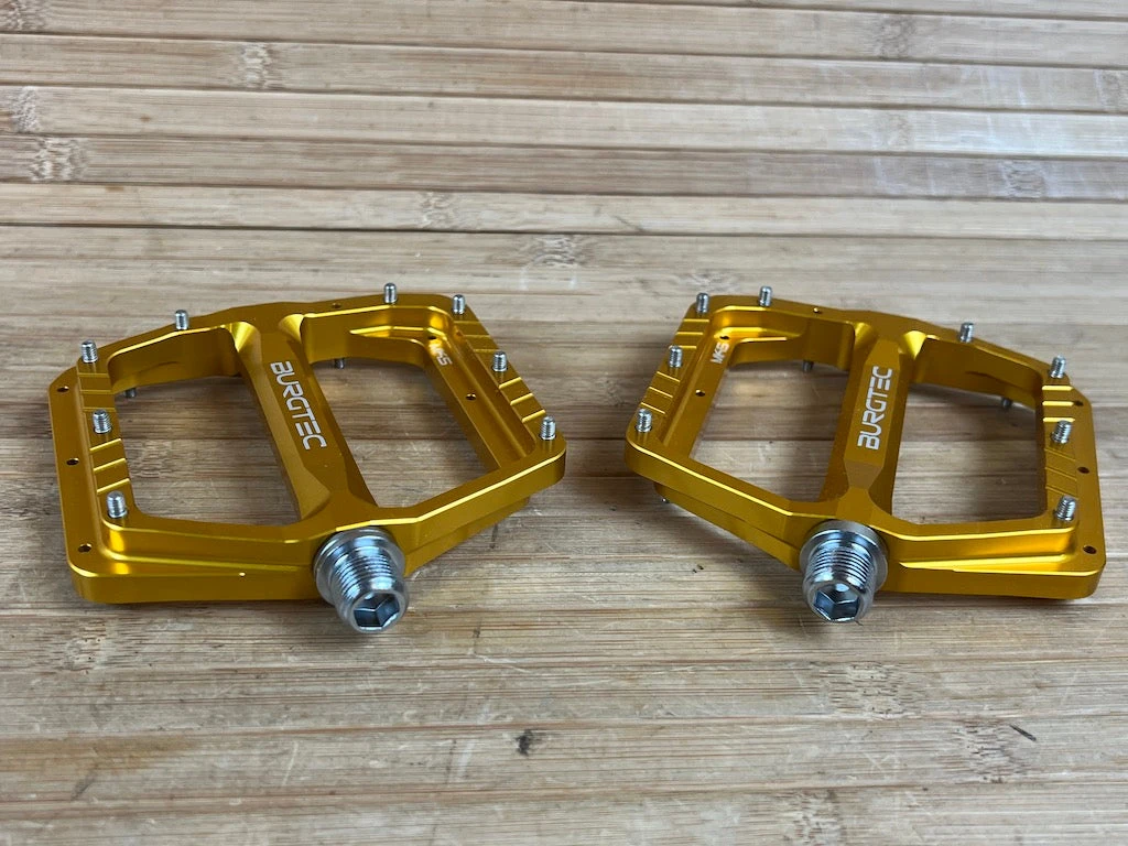 Burgtec MK5 Penthouse Flat Pedals / Pedale Gold Steel Axle 6 Burgtec MK5 Penthouse Flat Pedals / Pedale Gold Steel Axle – Bild 4