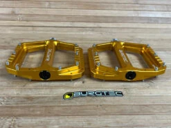 Burgtec MK5 Penthouse Flat Pedals / Pedale Gold Steel Axle 10 Burgtec MK5 Penthouse Flat Pedals / Pedale Gold Steel Axle -Reverse Verkäufe IMG 1240 27241c1e e9ba 4f4f 96a8 6c3e2ea3aa67