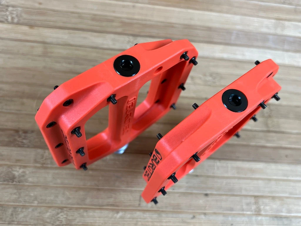 Burgtec MK4 Composite Flat Pedals / Pedale Orange 6 Burgtec MK4 Composite Flat Pedals / Pedale Orange – Bild 4