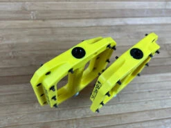 Burgtec MK4 Composite Flat Pedals / Pedale Yellow -Reverse Verkäufe IMG 1266