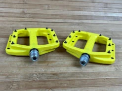 Burgtec MK4 Composite Flat Pedals / Pedale Yellow -Reverse Verkäufe IMG 1267