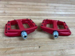 Burgtec MK4 Composite Flat Pedals / Pedale Red -Reverse Verkäufe IMG 1272