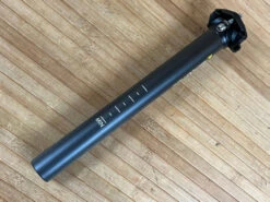 Burgtec Xpress Carbon Sattelstütze 30.9 -Reverse Verkäufe IMG 1283 f97a28f1 be47 4f9a 91d6 670400b068a0