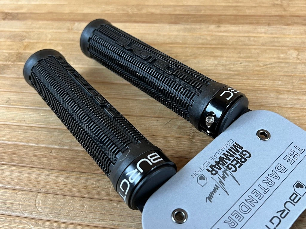 Burgtec The Bartender Pro Lock On Griffe Schwarz Greg Minnaar Super Soft 4 Burgtec The Bartender Pro Lock On Griffe Schwarz Greg Minnaar Super Soft – Bild 2