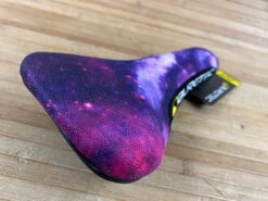 Burgtec The Cloud Boost Cromo Sattel Nebula -Reverse Verkäufe IMG 1442 b591e989 f3b7 4690 a85e b9bcd6d7f0cd