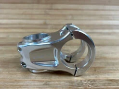 Burgtec MK3 Enduro Stem Vorbau Rhodium Silver 42,5mm / 35mm 13 Burgtec MK3 Enduro Stem Vorbau Rhodium Silver 42,5mm / 35mm -Reverse Verkäufe IMG 1469 41c4b3c0 2d11 47cf b806 c85392b59f0b