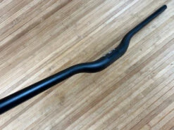 Burgtec Ride Wide Carbon Enduro Lenker 800 / 30 / 35 16 Burgtec Ride Wide Carbon Enduro Lenker 800 / 30 / 35 -Reverse Verkäufe IMG 1629