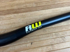 Burgtec Ride Wide Carbon Downhill Lenker 800 / 20 / 31,8mm 12 Burgtec Ride Wide Carbon Downhill Lenker 800 / 20 / 31,8mm -Reverse Verkäufe IMG 1636