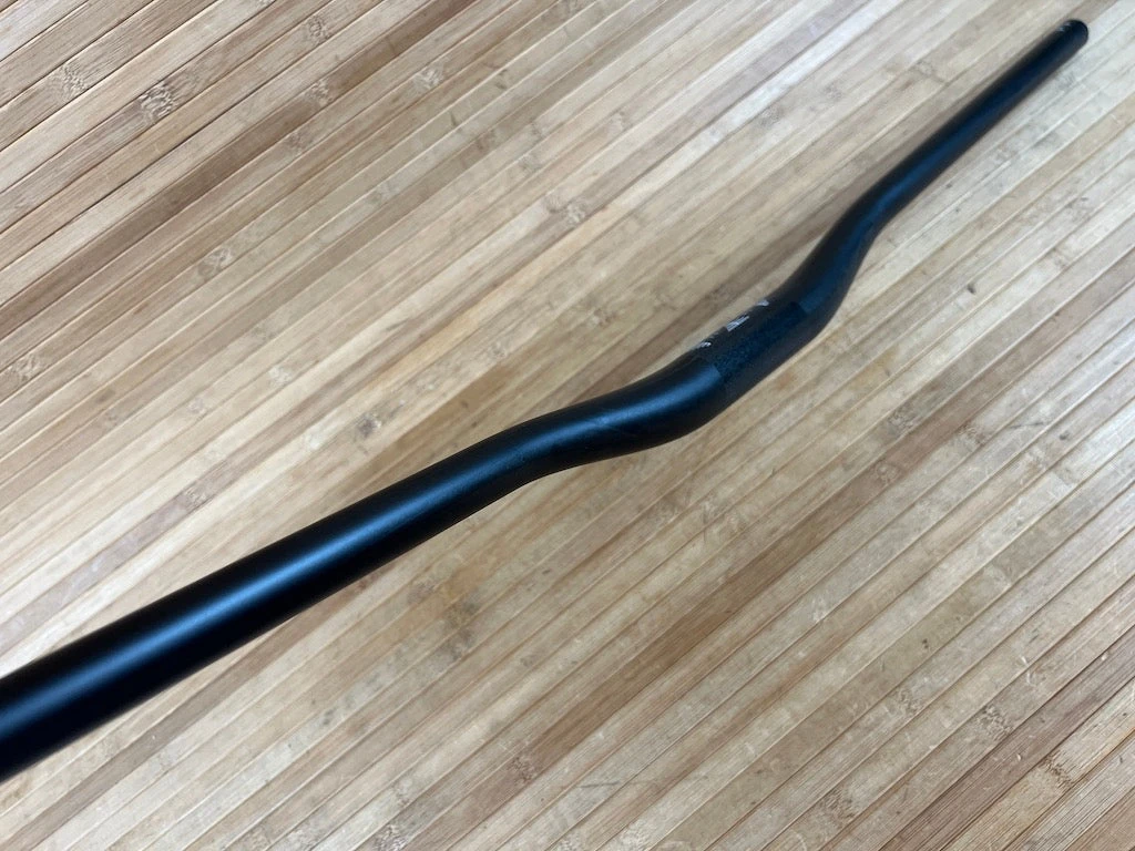 Burgtec Ride Wide Carbon Downhill Lenker 800 / 20 / 31,8mm 8 Burgtec Ride Wide Carbon Downhill Lenker 800 / 20 / 31,8mm – Bild 6