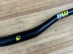 Burgtec Ride Wide Alu Downhill Lenker 800 / 30 / 31,8mm 12 Burgtec Ride Wide Alu Downhill Lenker 800 / 30 / 31,8mm -Reverse Verkäufe IMG 1675 e1dcf529 21d5 4b6a a65d 8d2caa1918c5