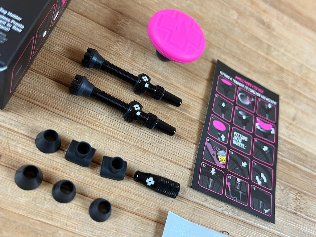 Muc-Off Muc Off Tubeless Tag Holder & 44mm Valve Kit Black 6 Muc-Off Muc Off Tubeless Tag Holder & 44mm Valve Kit Black – Bild 4