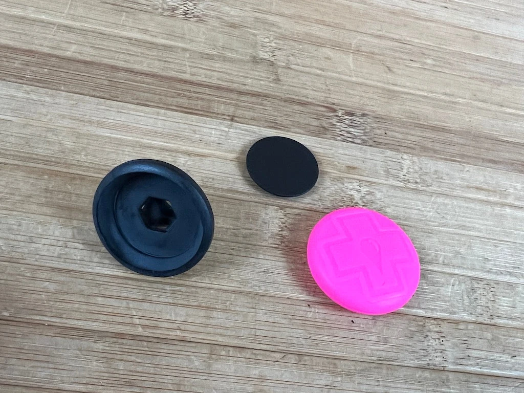 Muc-Off Muc Off Tubeless Tag Holder & 44mm Valve Kit Black 4 Muc-Off Muc Off Tubeless Tag Holder & 44mm Valve Kit Black – Bild 2