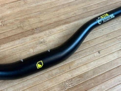 Burgtec Ride High Josh Bryceland Signature Alu Lenker 800 / 38 / 35 19 Burgtec Ride High Josh Bryceland Signature Alu Lenker 800 / 38 / 35 -Reverse Verkäufe IMG 1692 a5c6e9d0 f8a2 4f24 840b 6aed92ffb3c4