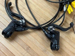 Magura MT5 PRO Scheibenbremsen Set Mit Discs 203 / 180 16 Magura MT5 PRO Scheibenbremsen Set Mit Discs 203 / 180 -Reverse Verkäufe IMG 1785 73252d07 1bf4 43de 9c90 040469c8ee5b