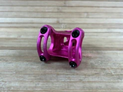 Spank Split Stem / Vorbau Pink 31,8mm / 48mm -Reverse Verkäufe IMG 1795 8c82fe4a e91f 45f6 b341 5631b401d4c3