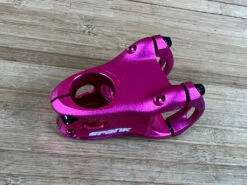 Spank Split Stem / Vorbau Pink 31,8mm / 48mm -Reverse Verkäufe IMG 1798 4bfa9e94 7d38 4939 be21 7cec0ef8ddab