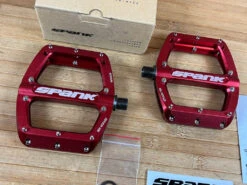 Spank Spoon 100 Pedale / Plattformpedale Rot -Reverse Verkäufe IMG 1802 14013951 71e1 403c bb8d 1d2f23d3d751