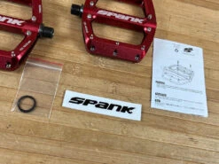 Spank Spoon 100 Pedale / Plattformpedale Rot -Reverse Verkäufe IMG 1803 b5f77018 11d8 43be 9885 4fdc8f706776