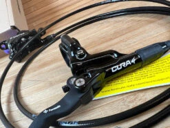 Formula CURA 4 Scheibenbremse Glossy Black VR Oder HR -Reverse Verkäufe IMG 1829