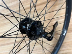 DMR Comp Disc Laufrad Vorne / VR 26" Schnellspanner Schwarz -Reverse Verkäufe IMG 2028