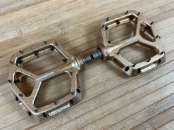 Race Face Atlas 2022 Kash Money Plattformpedale / Pedale 11 Race Face Atlas 2022 Kash Money Plattformpedale / Pedale -Reverse Verkäufe IMG 2753