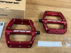 Spank Spoon 110 Pedale / Plattformpedale Rot 11 Spank Spoon 110 Pedale / Plattformpedale Rot -Reverse Verkäufe IMG 3364 08c9a2d6 e6dc 4e7b 87e5 43ff2ffe7e4a