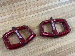 Spank Spoon 110 Pedale / Plattformpedale Rot 12 Spank Spoon 110 Pedale / Plattformpedale Rot -Reverse Verkäufe IMG 3367 7eabd921 a48d 4993 b260 aa3d4d025b1e