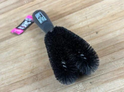 Muc-Off Muc Off Two Prong Brush Bürste -Reverse Verkäufe IMG 3510 d76a7365 1f81 4091 b52c 2fdaa888cfbe
