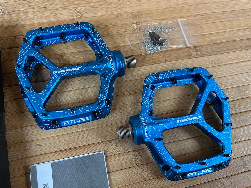 Race Face Atlas 2022 Blue Plattformpedale / Pedale 4 Race Face Atlas 2022 Blue Plattformpedale / Pedale – Bild 2