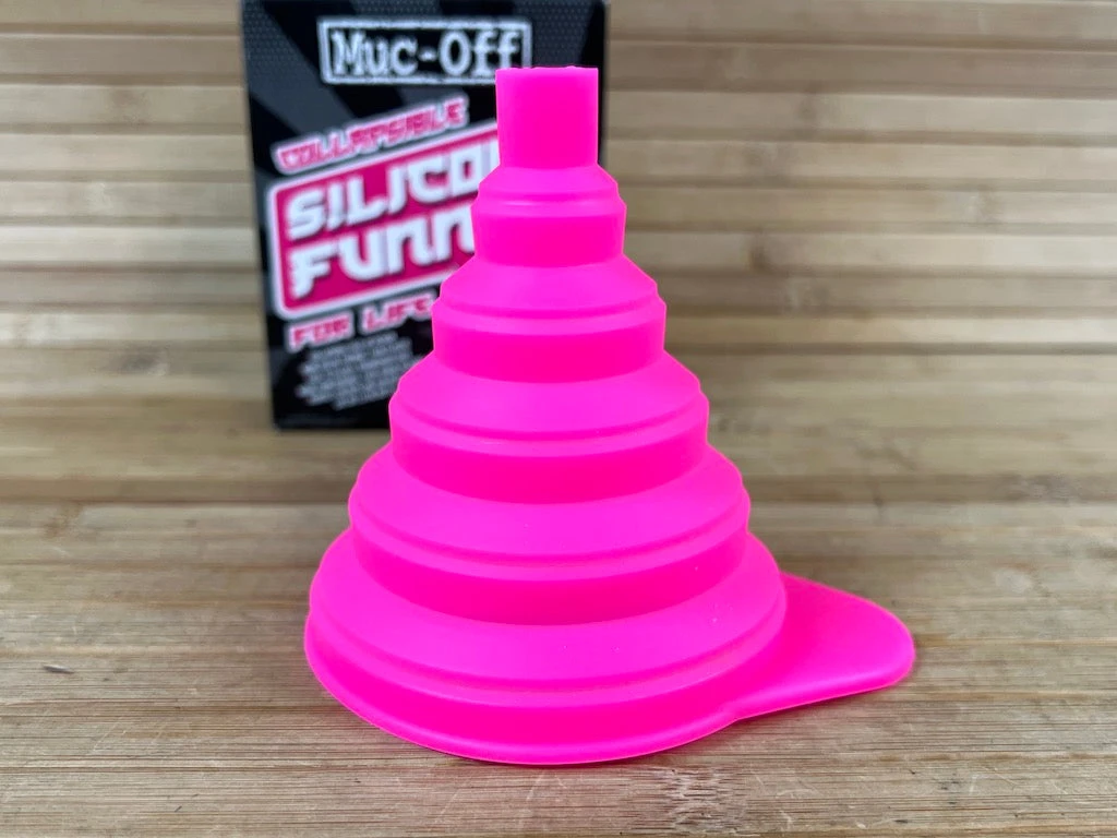 Muc-Off Muc Off Collapsible Silicone Funnel Trichter Zusammenklappbar 5 Muc-Off Muc Off Collapsible Silicone Funnel Trichter Zusammenklappbar – Bild 3