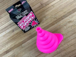 Muc-Off Muc Off Collapsible Silicone Funnel Trichter Zusammenklappbar 10 Muc-Off Muc Off Collapsible Silicone Funnel Trichter Zusammenklappbar -Reverse Verkäufe IMG 4552 f6a5f315 7b19 474e 890b 3971e455c2c3