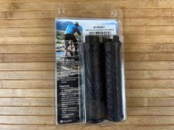 Race Face Half Nelson Lock On Griffe Schwarz -Reverse Verkäufe IMG 4628 3bc32d99 ea0a 4e34 9419 93d1ba9b56b5