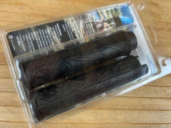 Race Face Half Nelson Lock On Griffe Schwarz -Reverse Verkäufe IMG 4629 32c622ac de1f 4347 8213 361f2aedcf43